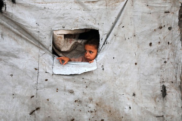 يتفقد فلسطينيون موقع غارة جوية إسرائيلية استهدفت مسجداً في منطقة اليرموك بمدينة غزة، في 29 يوليو/تموز 2026.صورة: بلال أسامة