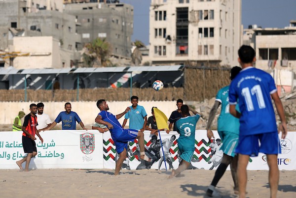 يتنافس لاعبون فلسطينيون خلال مباراة كرة قدم شاطئية على ساحل مدينة غزة المطل على البحر الأبيض المتوسط في 22 يوليو/تموز 2026.(صورة: بلال أسامة )