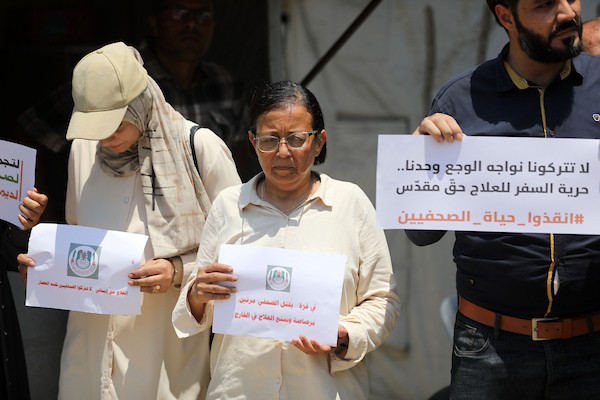 صحفيون فلسطينيون يشاركون في وقفة تضامنية مع زملائهم الجرحى والمرضى أمام خيمة الصحفيين في مدينة غزة، في 22 يوليو/تموز 2026.تصوير: بلال أسامة