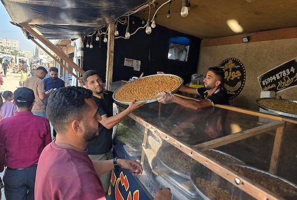 فلسطينيون يشترون الحلوى من متجر محلي عقب إعلان نتائج امتحانات التوجيهي في خان يونس، جنوب قطاع غزة، في 24 يوليو/تموز 2026. صورة: طارق محمد