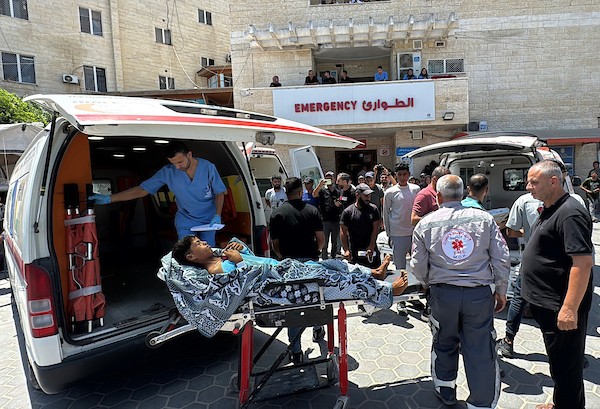 ينقل مسعفون فلسطينيون جرحى إلى مستشفى شهداء الأقصى في دير البلح، وسط قطاع غزة، في 26 يوليو/تموز 2026، عقب غارة جوية إسرائيلية استهدفت مركبة. وأسفرت الغارة عن مقتل عنصرين من قوات الأمن والداخلية، بحسب مصادر محلية. تصوير: أحمد إبراهيم