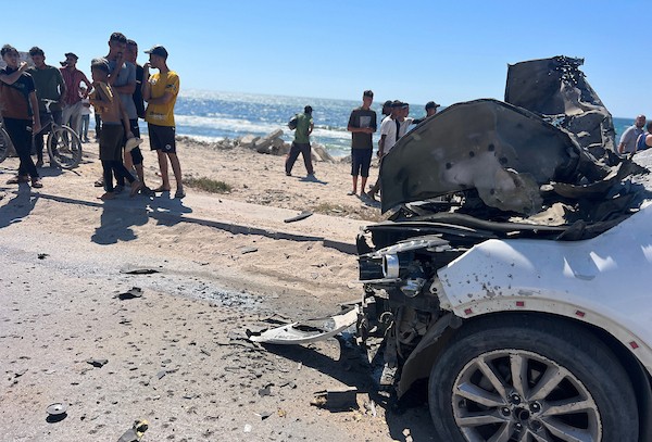 انتشل مسعفون جثة فلسطيني وأجلوا جرحى من موقع غارة إسرائيلية استهدفت مركبة مدنية غرب مخيم النصيرات للاجئين وسط قطاع غزة، في 11 يوليو/تموز 2026. صورة: حسن الجدي