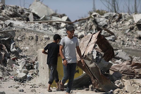 فلسطينيون نازحون يحملون أمتعتهم أثناء مغادرتهم حي الزيتون بمدينة غزة، في 22 يوليو/تموز 2026، بعدما تقدّم الجيش الإسرائيلي بحواجز خرسانية تُعرف باسم «الخط الأصفر».تصوير: بلال أسامة