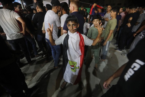 فلسطينيون يتابعون عبر شاشة عرض عامة في مدينة غزة مباراة مصر وأستراليا ضمن دور الـ32 من كأس العالم، في 3 يوليو/تموز 2026، وسط التحديات الإنسانية المستمرة في القطاع.  صورة: بلال أسامة