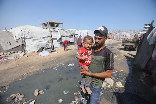 عائلات فلسطينية نازحة تعيش داخل خيام مهترئة بين أنقاض المباني في منطقة الزرقاء، شرقي مدينة غزة، وسط نقص المياه والغذاء والخدمات الأساسية، 11 يوليو/تموز 2026. (تصوير: بلال أسامة)