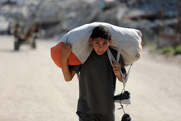 يحمل فلسطينيون نازحون أمتعتهم أثناء مغادرتهم خيامهم في حي الزيتون بمدينة غزة في 18 يوليو/تموز 2026. صورة: بلال أسامة