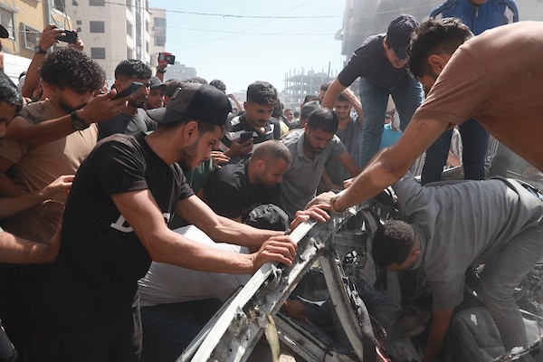 فلسطينيون يتجمعون في موقع غارة إسرائيلية استهدفت مركبة غرب مدينة غزة، في 9 يوليو/تموز 2026. وبحسب مصادر محلية، أسفر القصف عن استشهاد شخص وإصابة آخرين. (تصوير: هادي داود)