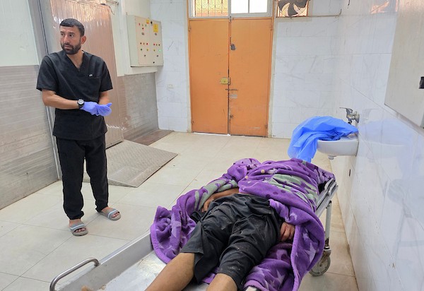 مشيعون يحملون جثماني عادل أبو بكر والطفلة سما الصوفي خلال جنازتهما في خان يونس، بعد استشهادهما بنيران إسرائيلية في منطقة المواصي، جنوب قطاع غزة، 24 تموز/ يوليو 2026. تصوير: طارق محمد