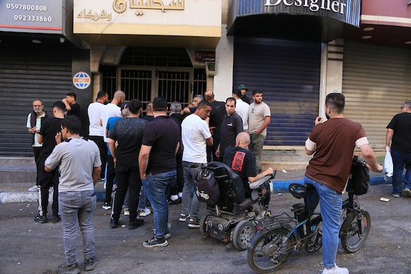 مركبات عسكرية إسرائيلية تُحاصر مبنى جمعية التضامن الفلسطيني في وسط مدينة نابلس، بالضفة الغربية المحتلة، في 30 يونيو/حزيران 2026. صورة: محمد ناصر