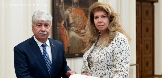 د.مجدلاني يسلم رئيسة بلغاريا رسالة خطية من الرئيس عباس