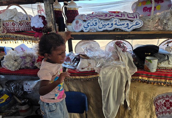 الفلسطينية النازحة شيرين نصار تجهّز مستلزمات الزفاف داخل خيمتها في منطقة المواصي، غربي خان يونس، في 22 يوليو/تموز 2026. تصوير: طارق محمد