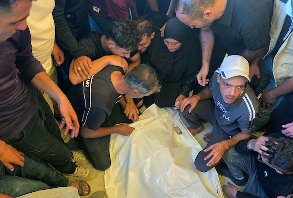 ودّع المشيّعون جثامين ثلاثة فلسطينيين كانوا يعملون على تأمين إيصال المساعدات، بعد استشهادهم في غارة جوية إسرائيلية استهدفت مركبتهم، جنوب خان يونس 20 يوليو/تموز 2026. صورة: طارق محمد