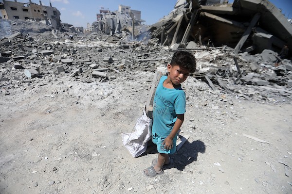 فلسطينيون يتفقدون الأضرار التي لحقت بمنازلهم في حي الشجاعية شرقي مدينة غزة، ويبحثون بين الركام عن ممتلكاتهم، عقب غارات إسرائيلية وتوغل بري في المنطقة، 27 تموز/يوليو 2026. تصوير: بلال أسامة