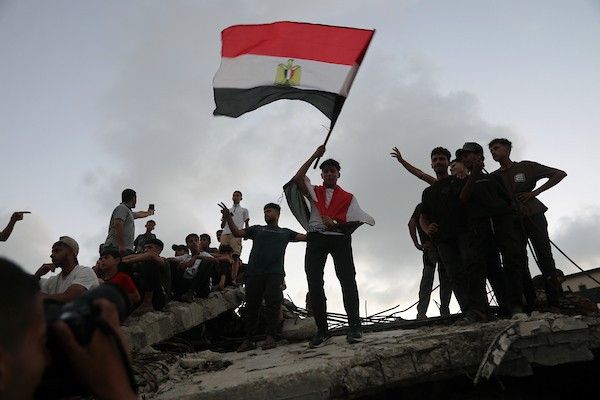 يتابع فلسطينيون البث المباشر لمباراة دور الـ16 من بطولة كأس العالم لكرة القدم بين مصر والأرجنتين في مدينة غزة يوم الثلاثاء 7 يوليو/تموز 2026. صورة: بلال أسامة