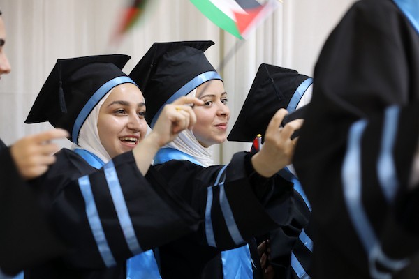 طلاب متفوقون وأفراد أسرهم خلال حفل لتكريم أوائل الثانوية العامة في مدينة غزة، 28 يوليو/تموز 2026. تصوير: بلال أسامة.