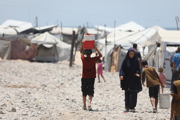 فلسطينيون نازحون يعيشون داخل خيام مؤقتة مكتظة على طول شاطئ مدينة غزة، في 9 يوليو/تموز 2026، وسط حرارة صيفية مرتفعة ونقص في المياه النظيفة والخدمات الأساسية، بعد فرارهم من مناطق متفرقة من القطاع. (تصوير: بلال أسامة)