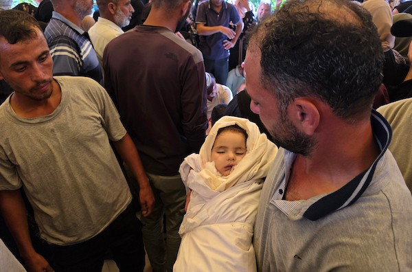 مشيعون يحملون جثماني الطفلة سوار أبو دراز ووالدتها ديانا أبو دراز خلال جنازتهما في مجمع ناصر الطبي بمدينة خان يونس، جنوب قطاع غزة، في 30 يونيو/حزيران 2026.تصوير: طارق محمد