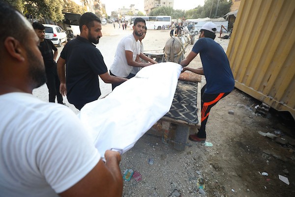 في 22 يوليو/تموز 2026، نقل فلسطينيون جثمان رجل استشهد في غارة جوية إسرائيلية، إلى جانب  رجل آخر أُصيب في الغارة نفسها، إلى مستشفى العودة في مخيم النصيرات للاجئين، وسط قطاع غزة.(صورة: حسن الجدي)