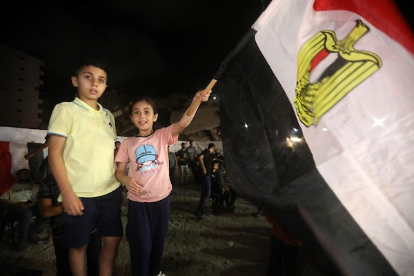 فلسطينيون يتابعون عبر شاشة عرض عامة في مدينة غزة مباراة مصر وأستراليا ضمن دور الـ32 من كأس العالم، في 3 يوليو/تموز 2026، وسط التحديات الإنسانية المستمرة في القطاع.  صورة: بلال أسامة