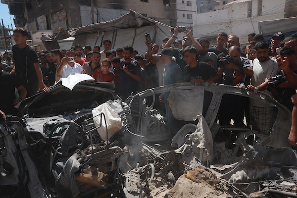 تجمّع فلسطينيون في موقع غارة إسرائيلية استهدفت مركبة غرب مدينة غزة، قطاع غزة، في 9 يوليو/تموز 2026.صورة: هادي داود