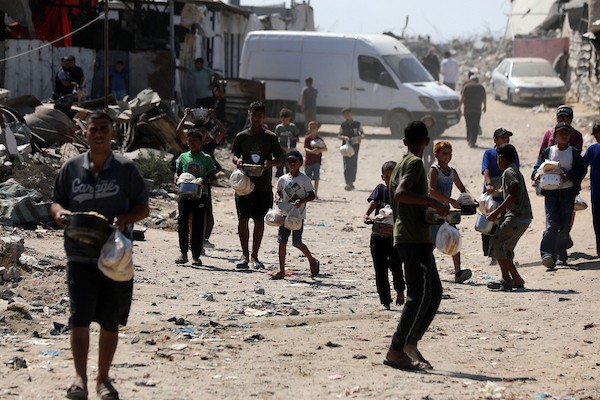 في الثاني من يوليو/تموز 2026، تجمع فلسطينيون نازحون، بينهم نساء وأطفال، لتلقي وجبات طعام من مركز توزيع خيري شرق مدينة غزة. (صورة: بلال أسامة)