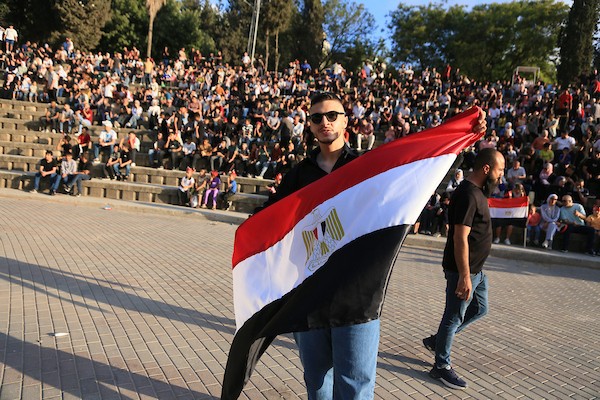 يتابع فلسطينيون بثًا مباشرًا لمباراة دور الـ16 من بطولة كأس العالم لكرة القدم بين مصر والأرجنتين في مدينة نابلس بالضفة الغربية، يوم الثلاثاء 7 يوليو/تموز 2026. (صورة: محمد ناصر)