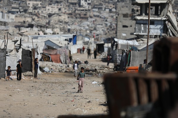 عائلات فلسطينية نازحة تعيش داخل خيام مهترئة بين أنقاض المباني في منطقة الزرقاء، شرقي مدينة غزة، وسط نقص المياه والغذاء والخدمات الأساسية، 11 يوليو/تموز 2026. (تصوير: بلال أسامة)