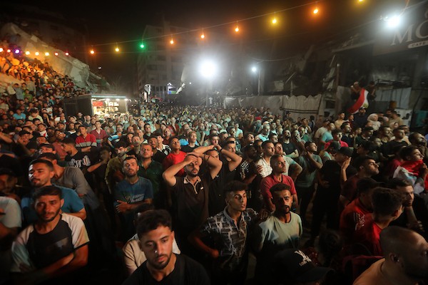 يتابع فلسطينيون البث المباشر لمباراة دور الـ16 من بطولة كأس العالم لكرة القدم بين مصر والأرجنتين في مدينة غزة يوم الثلاثاء 7 يوليو/تموز 2026. صورة: بلال أسامة