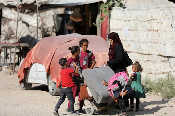 يحمل فلسطينيون نازحون أمتعتهم أثناء مغادرتهم خيامهم في حي الزيتون بمدينة غزة في 18 يوليو/تموز 2026. صورة: بلال أسامة