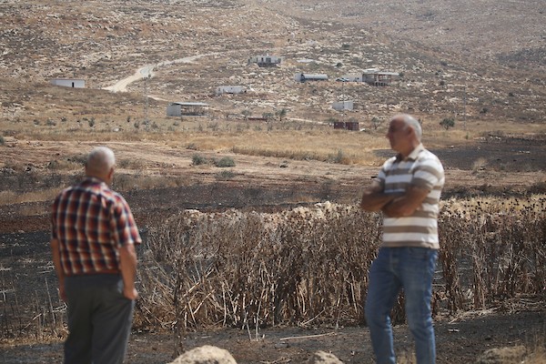 سيارة فلسطينية محترقة بالقرب من قرية سالم، شرق مدينة نابلس بالضفة الغربية، في 27 يوليو/تموز 2026. أفاد سكان محليون أن السيارة أُضرمت فيها النيران خلال هجوم شنه مستوطنون في المنطقة. تصوير: محمد ناصر