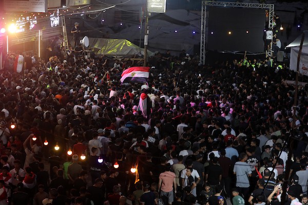 يتابع فلسطينيون البث المباشر لمباراة دور الـ16 من بطولة كأس العالم لكرة القدم بين مصر والأرجنتين في مدينة غزة يوم الثلاثاء 7 يوليو/تموز 2026. صورة: بلال أسامة