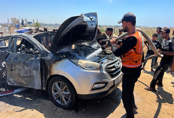 تجمّع فلسطينيون في موقع غارة إسرائيلية استهدفت مركبة مدنية في منطقة الزهراء، شمال مخيم النصيرات للاجئين وسط قطاع غزة، في 21 يوليو/تموز 2026. صورة: حسن الجدي