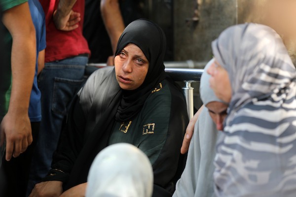 ودّع المشيّعون جثامين ثلاثة فلسطينيين قُتلوا في غارات إسرائيلية على حيّ الزيتون بمدينة غزة وبلدة بيت لاهيا، في الرابع من يوليو/تموز 2026.صورة: بلال أسامة