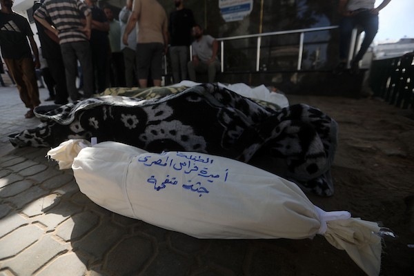 ودّع المشيّعون جثامين فراس المصري وزوجته وأطفالهما الأربعة بعد استشهادهم في غارة جوية إسرائيلية استهدفت منزلًا لعائلة المصري في شارع الثلاثيني بمدينة غزة، في 21 يوليو/تموز 2026. صورة: بلال أسامة