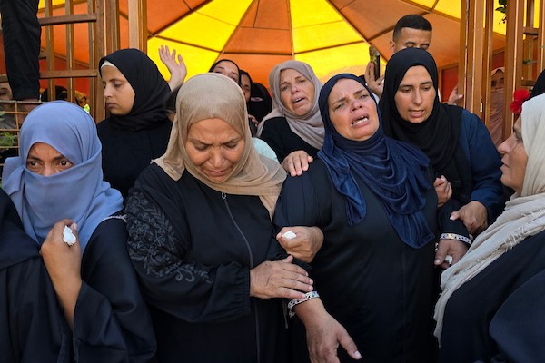 مشيعون يحملون جثماني الطفلة سوار أبو دراز ووالدتها ديانا أبو دراز خلال جنازتهما في مجمع ناصر الطبي بمدينة خان يونس، جنوب قطاع غزة، في 30 يونيو/حزيران 2026.تصوير: طارق محمد