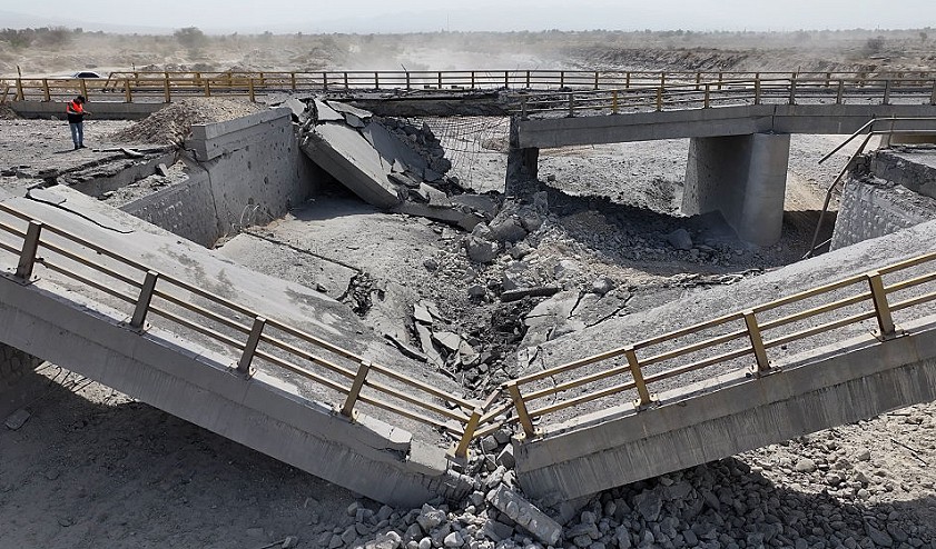 جسر مدمر في محافظة هرمزغان جنوبي إيران إثر هجوم أميركي (Gettyimages).jpg