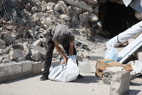 فلسطينيون نازحون يحملون أمتعتهم أثناء مغادرتهم حي الزيتون بمدينة غزة، في 22 يوليو/تموز 2026، بعدما تقدّم الجيش الإسرائيلي بحواجز خرسانية تُعرف باسم «الخط الأصفر».تصوير: بلال أسامة