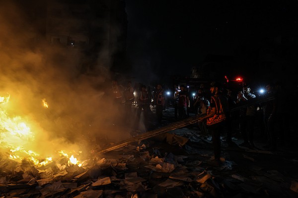يتفقد فلسطينيون الأضرار التي لحقت بمبنى إثر غارة جوية إسرائيلية على شارع الجلاء وسط مدينة غزة، قطاع غزة، في 23 يوليو/تموز 2026. صورة: عمر أشتوي