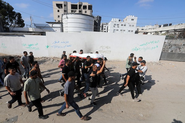 ودّع المشيّعون جثامين ثلاثة فلسطينيين قُتلوا في غارات إسرائيلية على حيّ الزيتون بمدينة غزة وبلدة بيت لاهيا، في الرابع من يوليو/تموز 2026.صورة: بلال أسامة