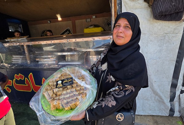 فلسطينيون يشترون الحلوى من متجر محلي عقب إعلان نتائج امتحانات التوجيهي في خان يونس، جنوب قطاع غزة، في 24 يوليو/تموز 2026. صورة: طارق محمد