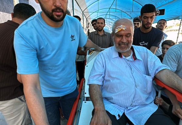 وصل معتقلون فلسطينيون مُفرج عنهم على متن سيارات تابعة للجنة الدولية للصليب الأحمر إلى مستشفى شهداء الأقصى في دير البلح، وسط قطاع غزة، في 19 يوليو/تموز 2026. صورة: أحمد إبراهيم