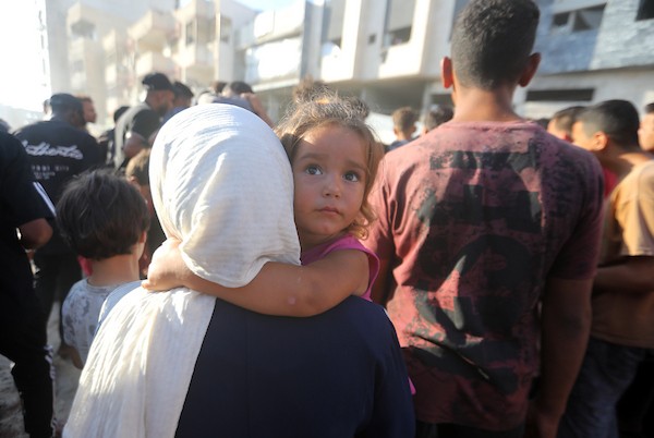 فلسطينيون يتجمعون في موقع غارة إسرائيلية استهدفت سيارة مدنية قرب الجامعة الإسلامية غرب مدينة غزة، في 8 يوليو/تموز 2026. وبحسب مصادر محلية، أسفرت الغارة عن مقتل فلسطيني وإصابة آخرين. تصوير: بلال أسامة