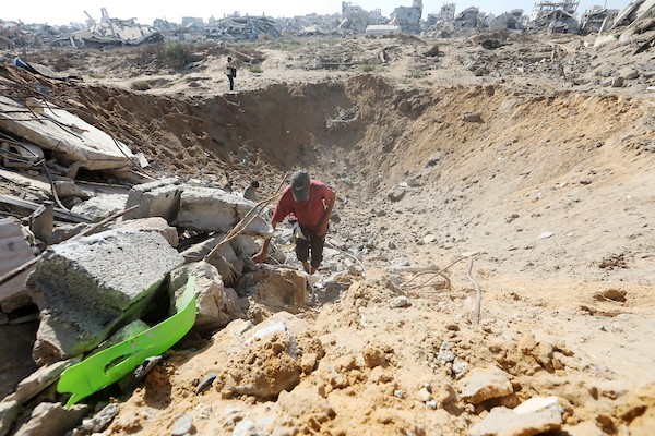 فلسطينيون نازحون يتفقدون الأضرار التي لحقت بخيامهم ومنازلهم وممتلكاتهم في موقع غارة إسرائيلية استهدفت منزل عائلة العسلي في بيت لاهيا، شمال قطاع غزة، في 30 يونيو/حزيران 2026. تصوير: بلال أسامة