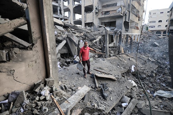 يتفقد فلسطينيون الأضرار التي لحقت بمبنى إثر غارة جوية إسرائيلية على شارع الجلاء وسط مدينة غزة، قطاع غزة، في 24 يوليو/تموز 2026. صورة: هادي داود