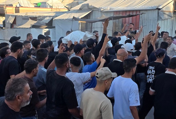 ودّع المشيّعون جثامين ثلاثة فلسطينيين كانوا يعملون على تأمين إيصال المساعدات، بعد استشهادهم في غارة جوية إسرائيلية استهدفت مركبتهم، جنوب خان يونس 20 يوليو/تموز 2026. صورة: طارق محمد