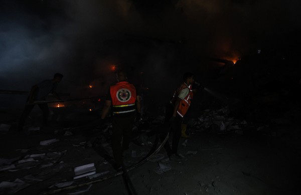 يتفقد فلسطينيون الأضرار التي لحقت بمبنى إثر غارة جوية إسرائيلية على شارع الجلاء وسط مدينة غزة، قطاع غزة، في 23 يوليو/تموز 2026. صورة: عمر أشتوي