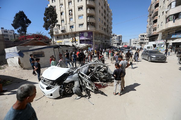 تجمّع فلسطينيون في موقع غارة إسرائيلية استهدفت مركبة غرب مدينة غزة، قطاع غزة، في 9 يوليو/تموز 2026. صورة: بلال أسامة