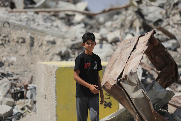 فلسطينيون نازحون يحملون أمتعتهم أثناء مغادرتهم حي الزيتون بمدينة غزة، في 22 يوليو/تموز 2026، بعدما تقدّم الجيش الإسرائيلي بحواجز خرسانية تُعرف باسم «الخط الأصفر».تصوير: بلال أسامة