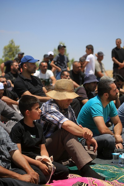 صلاة الجمعة على أرض مهددة بالاستيلاء عليها من قبل المستوطنين في منطقة خلّة الحمص بمدينة يطا، جنوب الخليل في الضفة الغربية المحتلة، في 3 يوليو/تموز 2026.صورة: مأمون وزواز