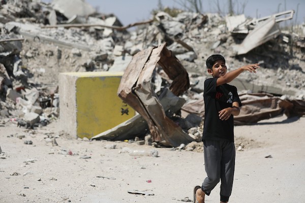 فلسطينيون نازحون يحملون أمتعتهم أثناء مغادرتهم حي الزيتون بمدينة غزة، في 22 يوليو/تموز 2026، بعدما تقدّم الجيش الإسرائيلي بحواجز خرسانية تُعرف باسم «الخط الأصفر».تصوير: بلال أسامة